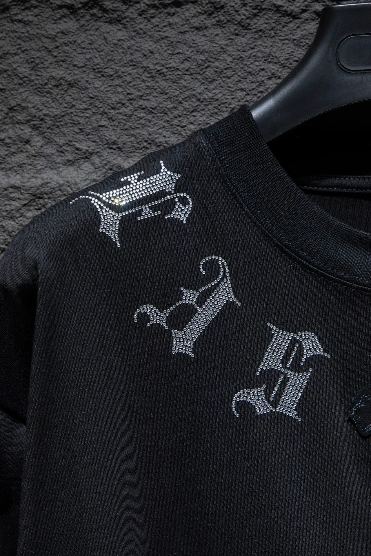 P170 Chrome hearts FW This year's popular Chrome heart style is so 🉑️. The imported leather label on the front chest is made of ZP material. 1:1 restoration makes it easy to touch. It has a large resistance and is very smooth to the touch, which is different from the market. The letters are machine embroidered with leather material after adjusting according to the original details. The thickness is moderate. The hardware is imported hardware accessories. Front #embroidery. Imported Tajima high-density heavy embroidery process. The font is three-dimensional and full. The back panel is specially imported and imported hot diamond. The hardware is added with handmade craftsmanship. The cost is extremely high. It uses 32-count double yarn and 260-gram weight fabric. It is super comfortable. It is very comfortable and soft to wear in spring and summer. You will not feel stuffy. It is very comfortable to wear and absorbs sweat, so it is more suitable to wear. It can be used as a base in spring and can be worn casually on the street. The color is eye-catching 👍 The simple version is full of fashion and very comfortable to wear. It is well-designed and refuses to be monotonous and vulgar. It does not make ordinary styles. Modern elements and design sense come to the face, giving the piece of clothing a unique fashion color~ Color: White Black Size Chart: S M L XL